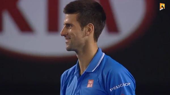 El número uno del mundo del tenis, Novak Djokovic, realizó en el Abierto de Australia una espectacular jugada ante el suizo Stanistas Wawrinka, a quien no le quedó más que felicitar al genial serbio.