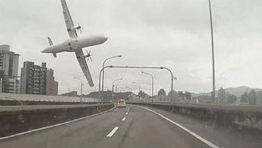 Un avión de pasajeros de la aerolínea taiwanesa TransAsia cayó en un río de Taipéi, en la isla de Taiwán. En la aeronave viajaban 58 personas y 12 murieron.