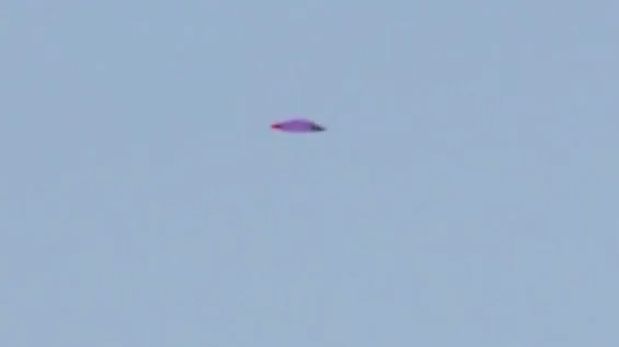En un video subido a YouTube el usuario Eduardo Chávez Guerra muestra un raro objeto suspendido en el cielo del distrito limeño de Miraflores. Para muchos es un ovni avistado en pleno día de la capital peruana.. Otros dicen que puede ser un Dron