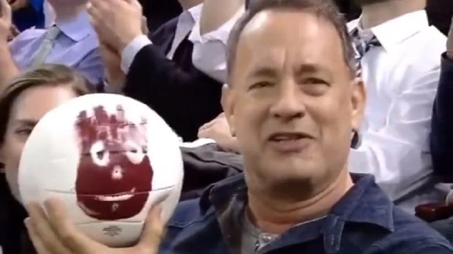 El actor estadounidense Tom Hanks se reencontró con la famosa pelota “Señor Wilson”, de la película Náufrago, durante un partido de hockey en el Madison Square Garden de Nueva York.