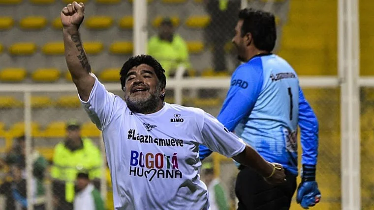 Maradona agredio a un joven camarografo de City Tv en Bogota - La Otra Cara