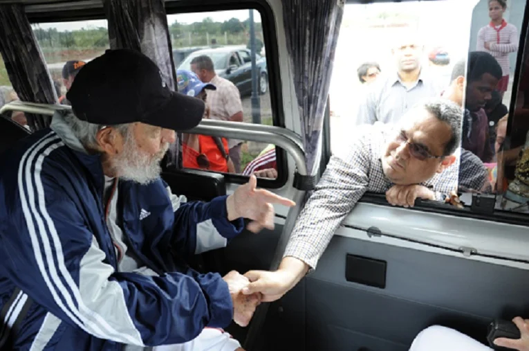 Un grupo de venezolanos chavistas se encontró con Fidel Castro en la Habana cuando visitaban un colegio en la barriada Siboney