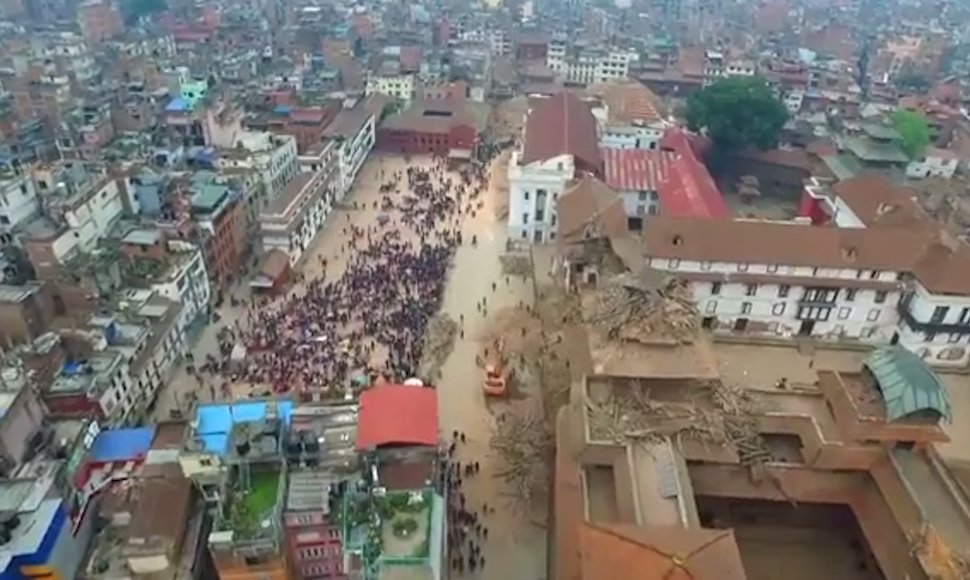 Mediante un dron sobre Katmandú muestra los estragos del terremoto de Nepal La Otra Cara