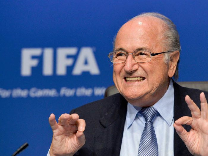 Renuncia Blatter a la FIFA
