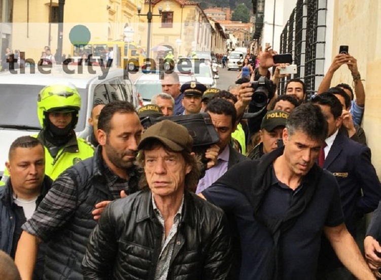 the city paper captó a Mick Jagger en el centro de Bogotá