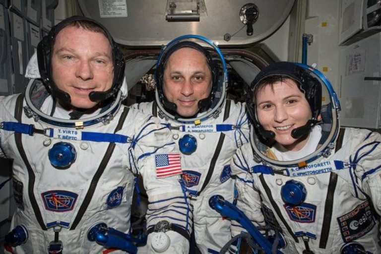 Tres astronautas regresan a la Tierra, luego de seis meses en el espacio