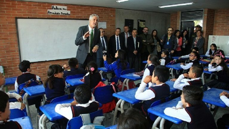 La apuesta de Peñalosa para combatir la violencia en los colegios de Bogotá