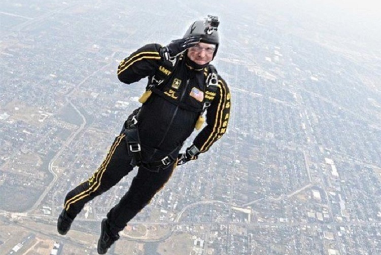 El primer hombre que salta sin paracaídas y salió ileso