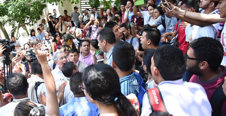 Álvaro Uribe fue abucheado en Barranquilla por su NO al Plebiscito