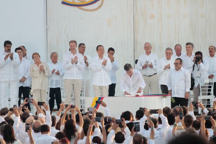 Santos firma la paz