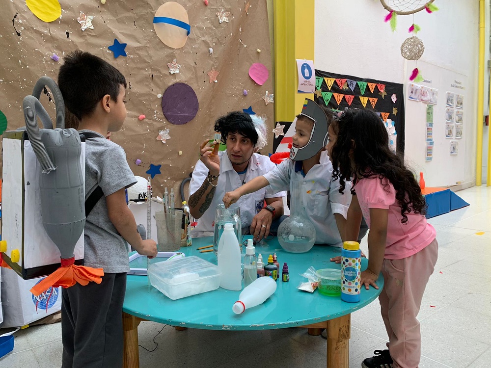 11.000 niños y niñas de Medellín adquieren conocimiento científico por medio del proyecto pedagógico “Jugando con la ciencia”