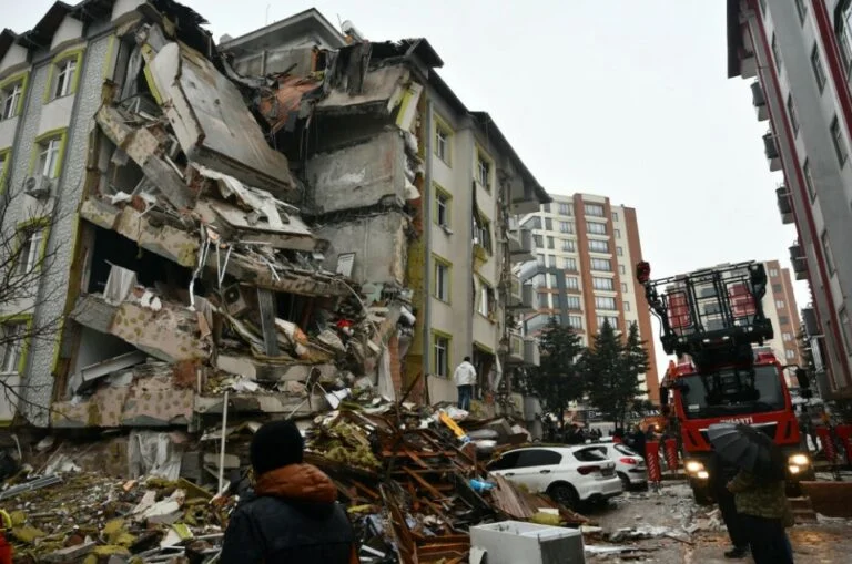 Miles de muertos y edificios destruidos en un fuerte terremoto en Turquía y Siria