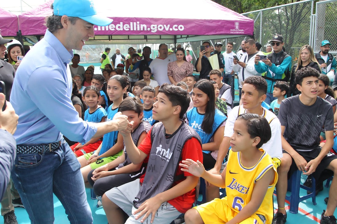 Con la entrega de nueve escenarios deportivos y una ludoteka, Medellín recupera espacios para los habitantes del Distrito