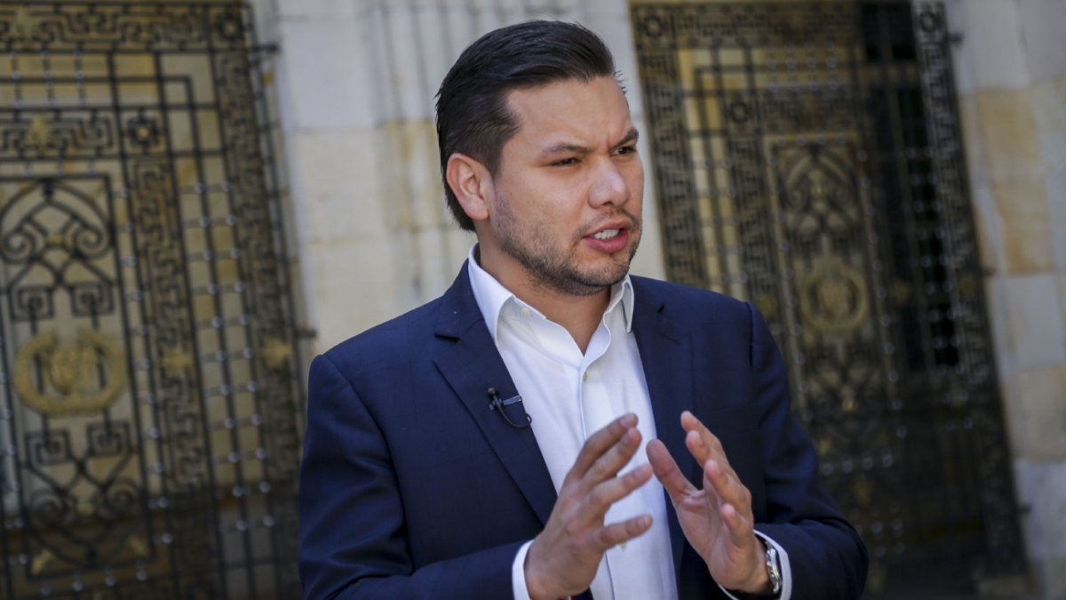 «Asegurar que recibí recursos de quienes se robaron la UNGRD es una infamia», ratifica el Congresista Andrés Calle en diálogo con La Otra Cara