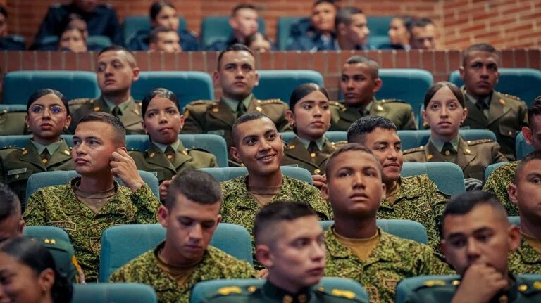 militares con estudios