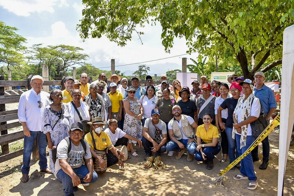 Gracias a FUNDAGÁN y Cerrejón, 50 familias en La Guajira recibieron “Una Vaca por la Paz”