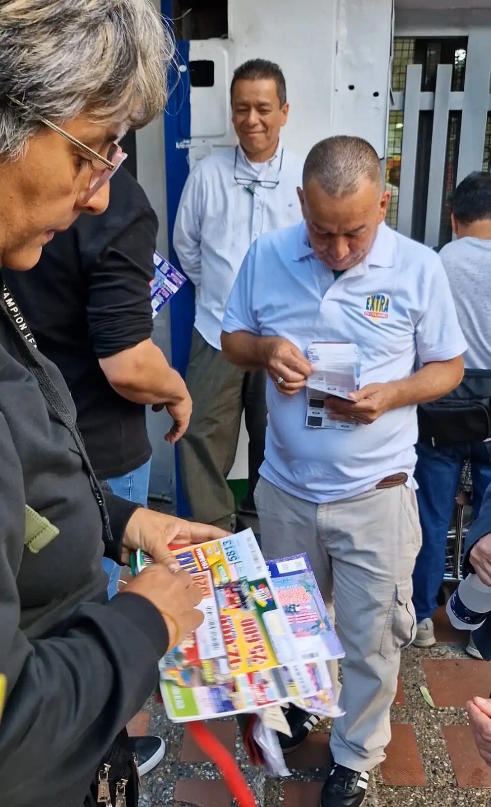 Cuando la suerte lo busque no la desperecie, conozca la historia del hombre que se ganó el Premio Mayor del Extra de Colombia porque un comprador malgeniado rechazó el billete ganador