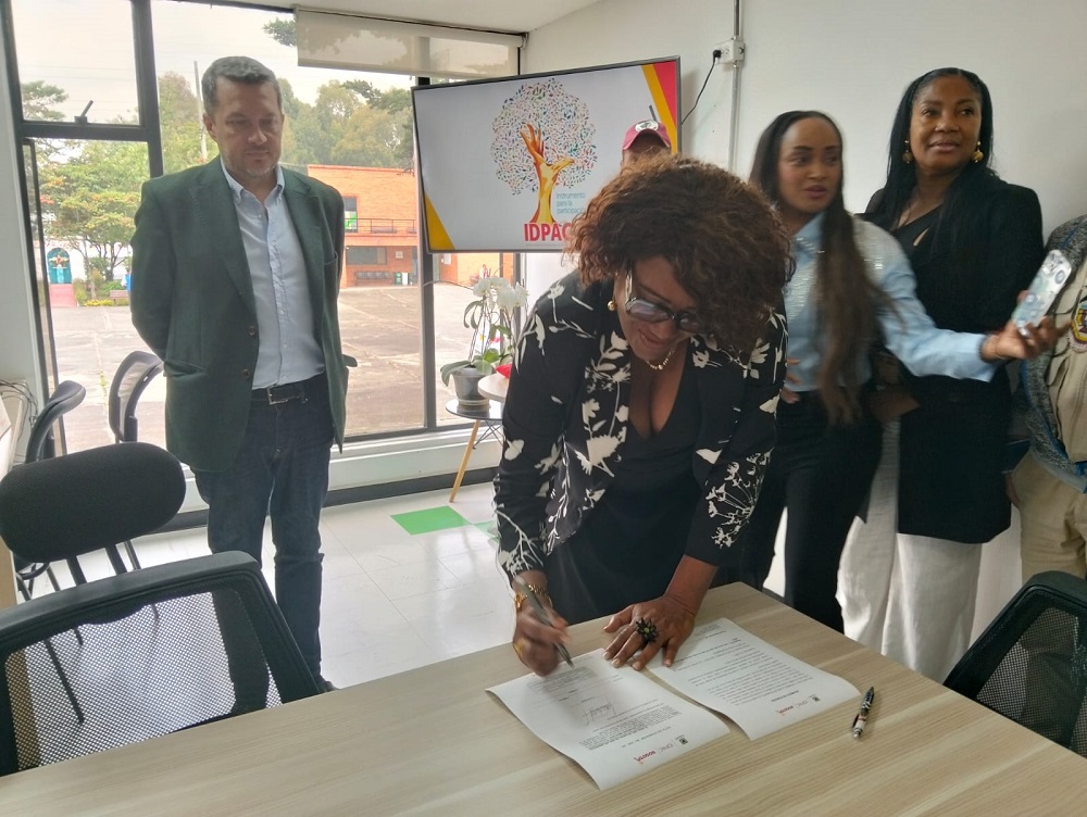 nazly blandon firma su contrato en el idpac