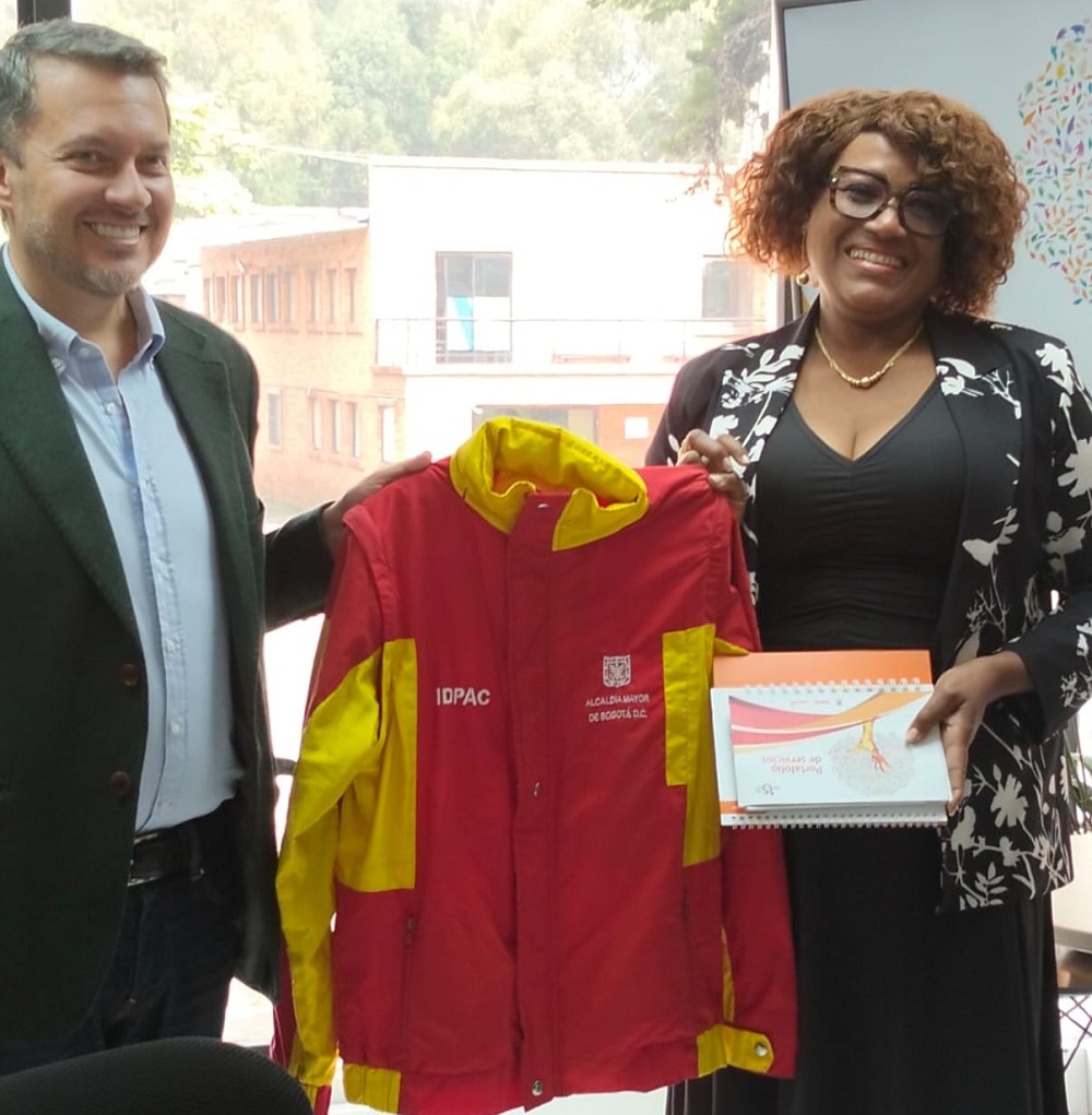 nazly blandon recibe camiseta del idepac