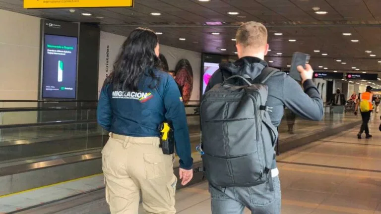 foto de extranjeros segun migracion colombia