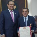 medico recibe orden en el congreso