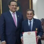 medico recibe orden en el congreso