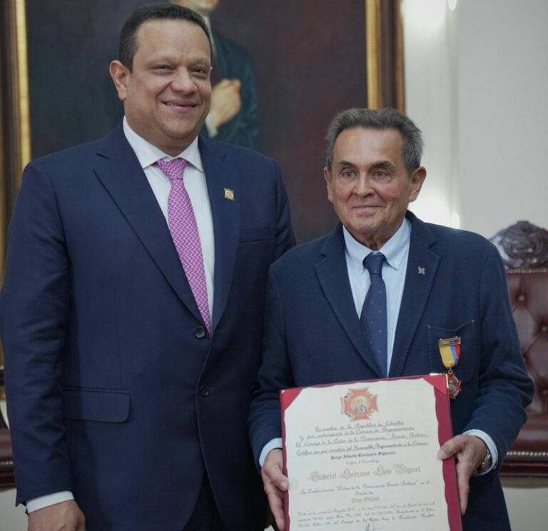 medico recibe orden en el congreso