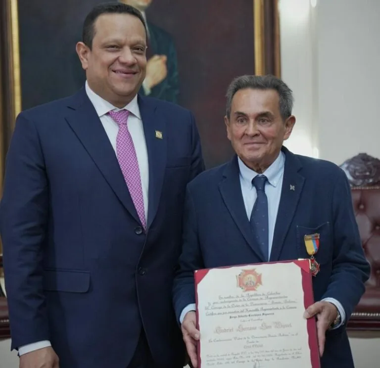 medico recibe orden en el congreso