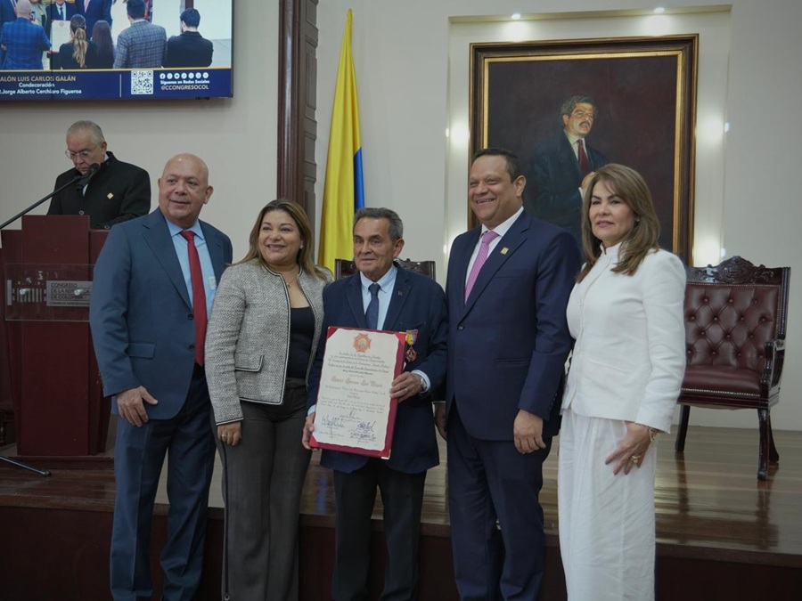 medico recibe orden en el congreso1