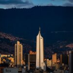 Panorámica del centro de Medellín al atardecer, con el edificio Coltejer en primer plano