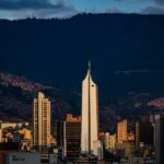 Panorámica del centro de Medellín al atardecer, con el edificio Coltejer en primer plano