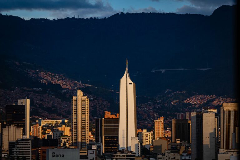 Panorámica del centro de Medellín al atardecer, con el edificio Coltejer en primer plano