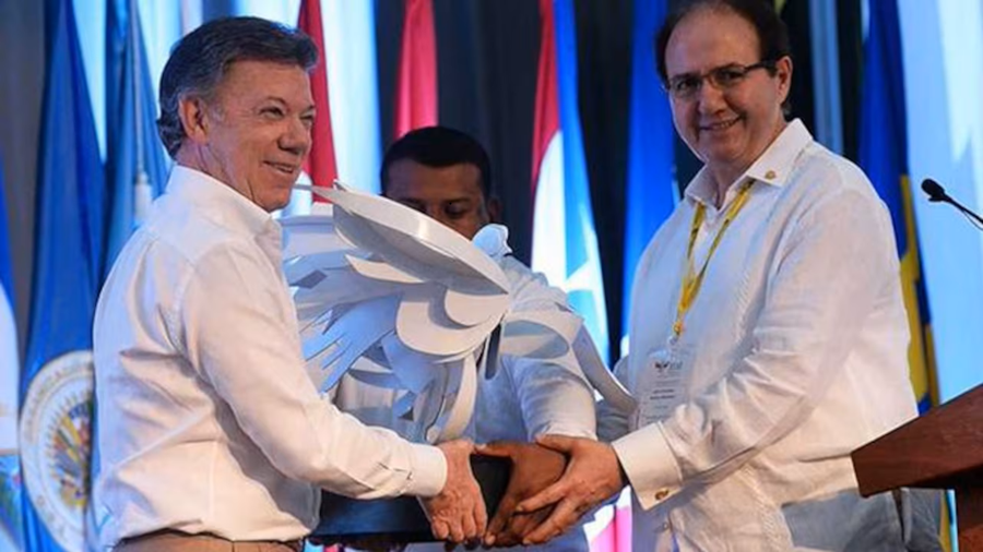santos y bustos con la paloma de la paz